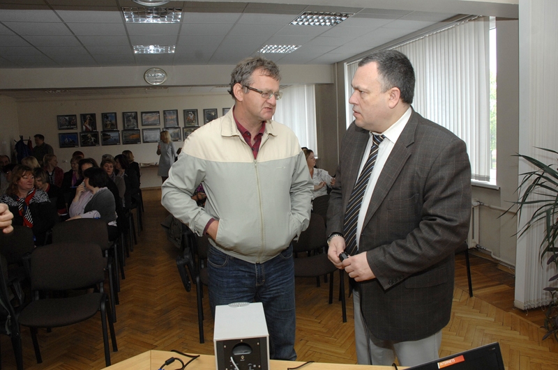 Par gaidāmajām EP vēlēšanām ar Centrālās vēlēšanu komisijas priekšsēdētāju Arni Cimdaru (no labās)  apspriežas Iecavas novada vēlēšanu iecirkņa priekšsēdētājs Tālrīts Krastiņš. 

Autors: Ivars Bogdanovs