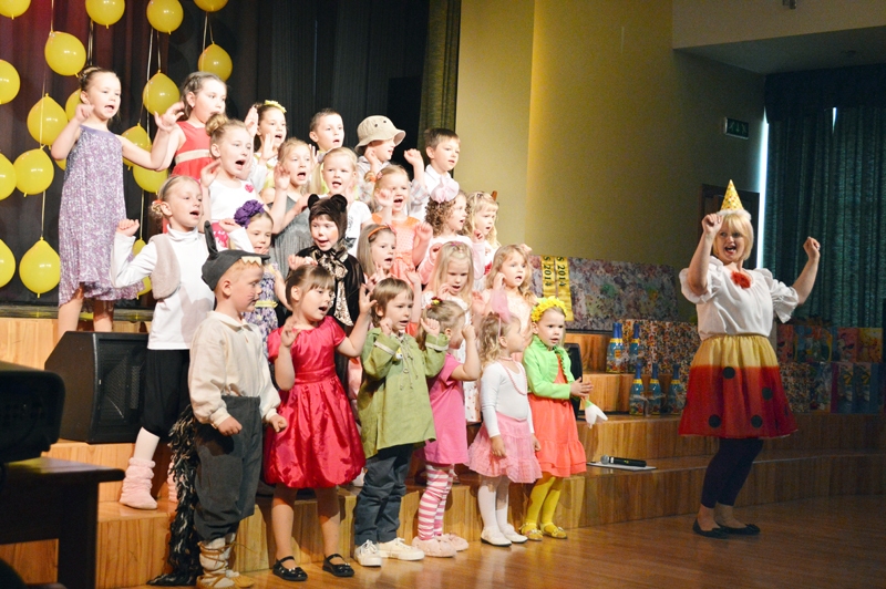 Konkursa dalībnieki atraktīvi izpildīja kopdziesmu «Knīpiņas un knauķīši».
Autors: Foto – Zane Gorškova