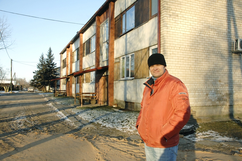 Pērn Bauskas novadā viens no diviem konkursā «Iedzīvotāji veido savu vidi 2013» godalgotajiem projektiem īstenots daudzdzīvokļu mājā Īslīces pagastā. Darbus koordinēja Edvīns Griba.
Autors: Foto no «Bauskas Dzīves» arhīva.