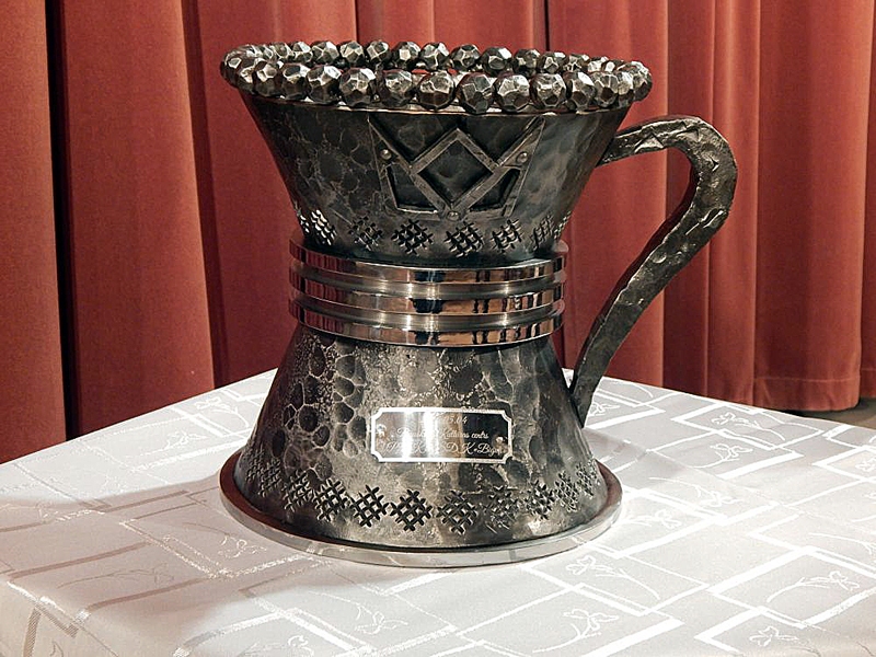 Konkursa «Bigas krūze» galvenā balva – deviņus kilogramus smagā metāla krūze. 
Autors: Foto no «Biguļu» albuma.