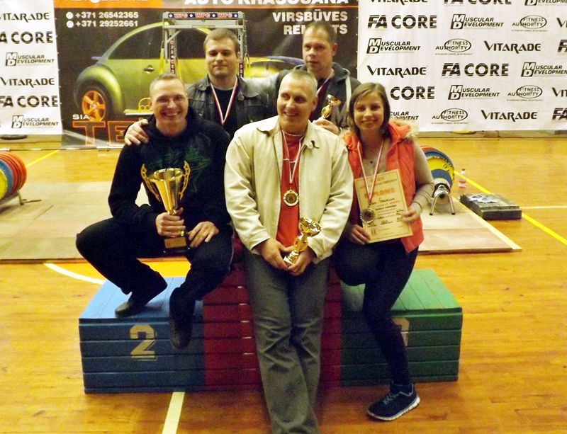 Uģis Sosonkins (no kreisās), Aleksejs Medvedevs, Vladimirs Ponomarjovs, Vitālijs Romanovs, Līga Gaurilka – Bauskas spēka trīscīņas komanda. 
Autors: Foto no V. Ponomarjova albuma.