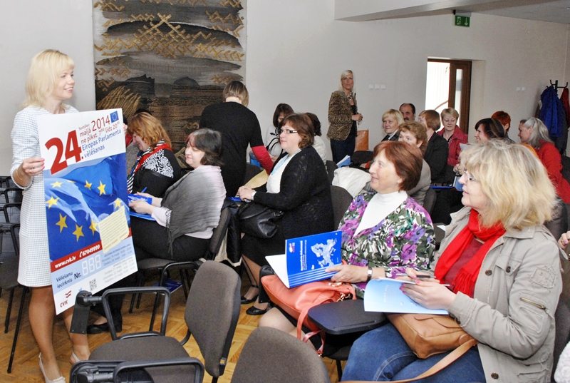 Līga Juberte, Bauskas novada vēlēšanu komisijas locekle, semināra dalībniekiem demonstrē EP vēlēšanām paredzēto plakātu.
Autors: Foto – Ivars Bogdanovs