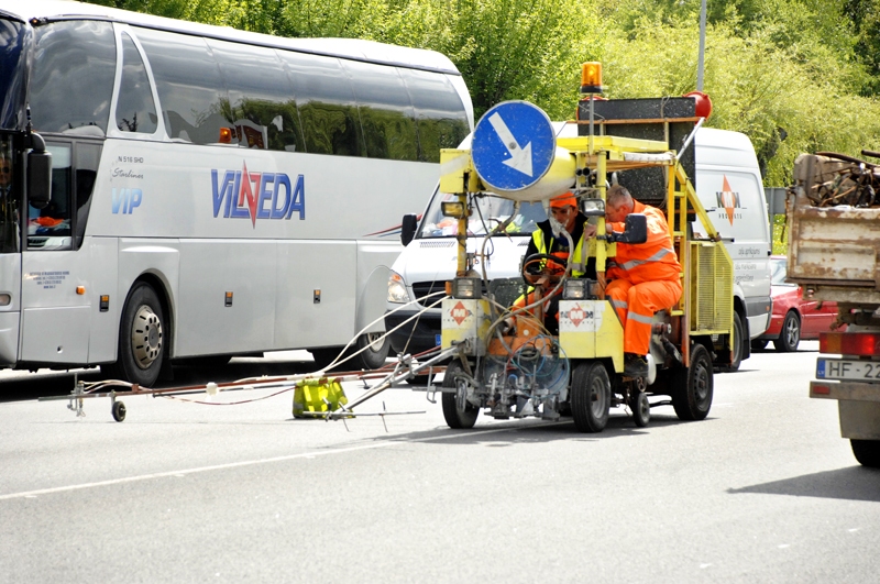 Bauskas pievārtē, pie Kundziņkroga, uzņēmuma «KMK projekts» strādnieki iezīmē robežu, kur pēc kāda laika uz ceļa A7 uzklās horizontālos apzīmējumus.
Autors: Ivars Bogdanovs