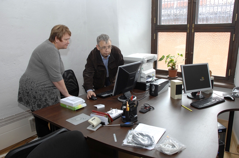 Bauskas novada dzimtsarakstu nodaļas vadītājai Sandrai Kolbergai datortehniku palīdz uzstādīt speciālists Raimonds Borkovskis. 
Autors: Ivars Bogdanovs