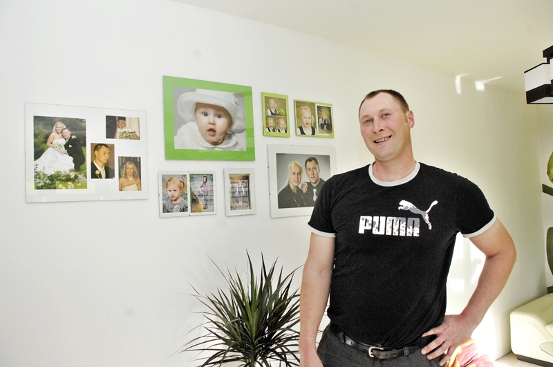 Vecumnieku ugunsdzēsējam Aleksandram Ivanovam maija vidus ir notikumiem bagāts. 13. maijā nosvinēta 35. dzimšanas diena, 17. maijā būs profesijas svētku diena. Visdrīzākajā laikā gaidāms ģimenes pieaugums. 
Autors: Ivars Bogdanovs