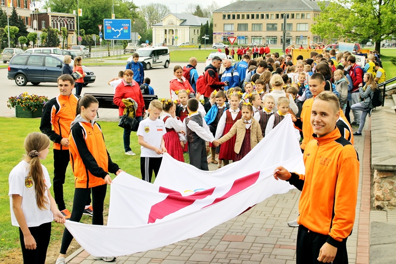 Sportisti pulcējas pie Bauskas novada domes ēkas atklāšanas parādes gājienam uz stadionu.
Autors: Foto – Uldis Varnevičs
