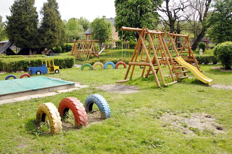 Bērnudārza «Pasaulīte» rotaļlaukumā piecgadīgs puisēns savainojās ar šūpolēm – striķī iesietu koka baļķi. Mēnesi pēc negadījuma zēns joprojām veseļojas. 
Autors: Foto – Ivars Bogdanovs