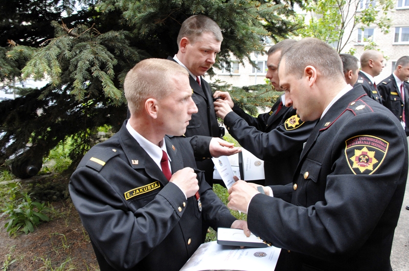 Bauskas daļas komandieris Vadims Kuzmičs (no labās) palīdz piestiprināt medaļas saviem padotajiem Edgaram Jakuškam un Andrim Jankūnam.
Autors: Ivars Bogdanovs
