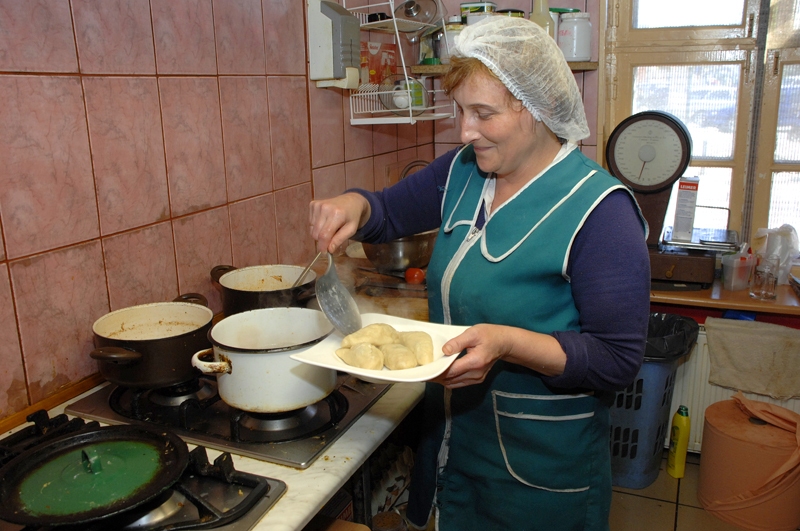 Jautrīte Gavriļesku kafejnīcā «Taverna» strādā jau septīto gadu. Ar kolēģi Ļenu Zalstrupu viņas radījušas īpašo Bauskas virteņu recepti. 
Autors: Ivars Bogdanovs