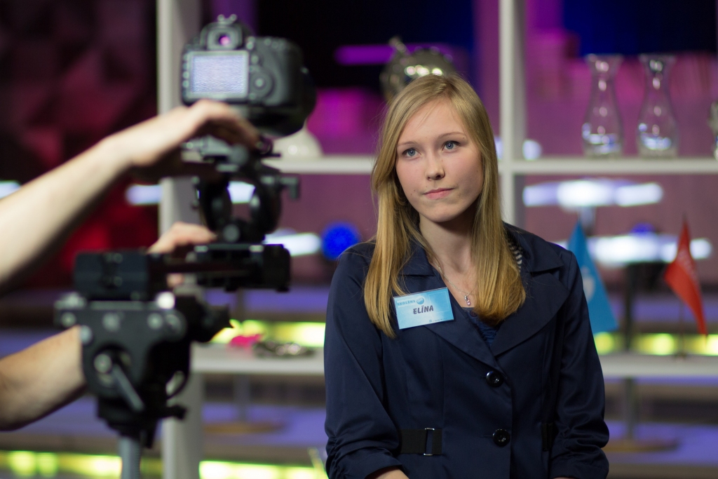 Valles vidusskolas 10. klases skolniece Elīna Kļaviņa vizītkartes ieraksta laikā.
Autors: no E. Kļaviņas albuma.