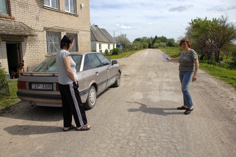 Codes pagasta Rudzu mājas iemītnieces Jolanta Rancāne un Irina Timofejeva netic, ka valstī nevar atrast naudu desmit metru gara posma asfaltēšanai. Atbildīgo personu neizdarības dēļ cilvēkiem jādzīvo putekļos un dubļos. 

Autors: Ivars Bogdanovs