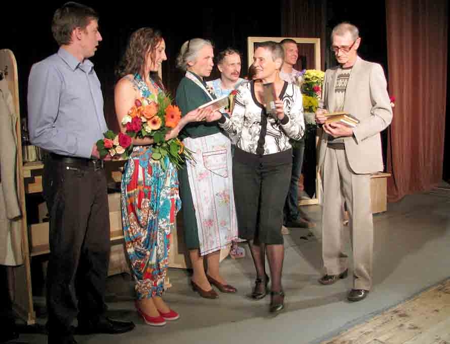 Režisore Ināra Hegenbarte pēc izrādes pateicas aktieriem.
Autors: Vilnis Auzāns