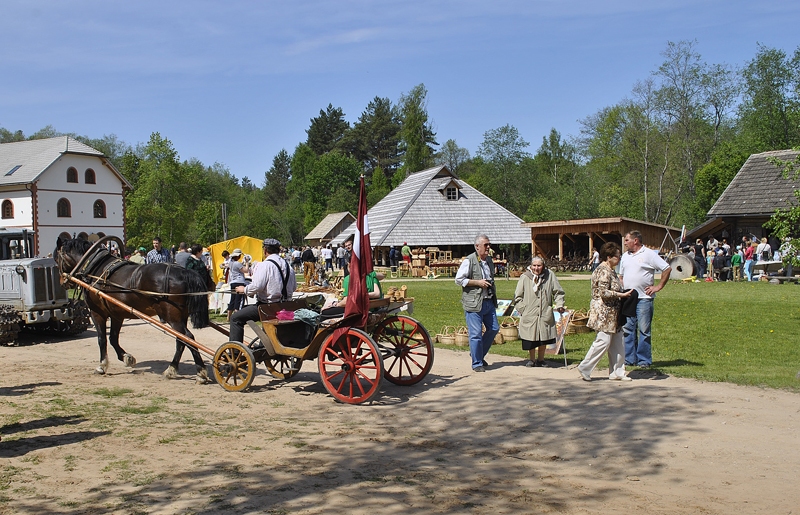 Vecumnieku novada Bārbeles pagasta Ausekļu dzirnavās 17. maija vasarīgajā noskaņā aizritēja  tradicionālie Sējas svētki.
Autors: Māris Krūmiņš