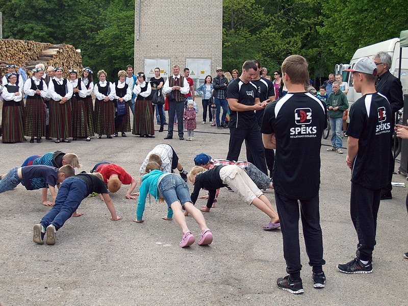 Ielu vingrotāji pirms Iecavas jauktā kora uzstāšanās sarīkoja improvizētu iesildīšanos.
Autors: Foto – Antra Ērgle