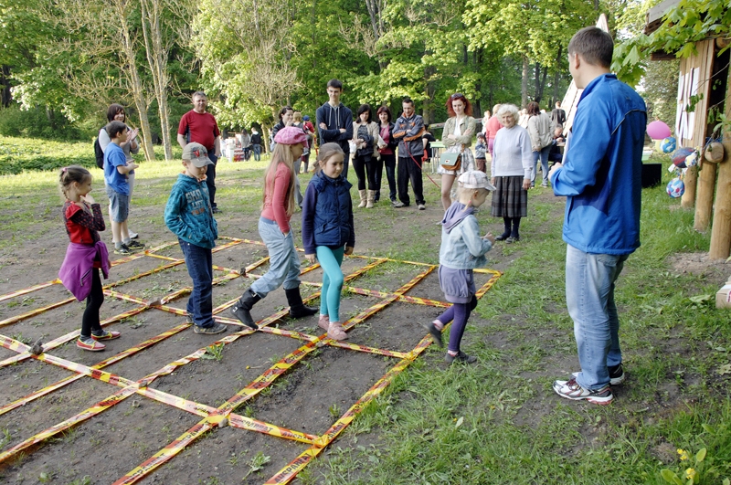 Starptautisko ģimenes dienu Rundāles novada saimes aizvadīja atraktīvā orientēšanās spēlē Mežotnes pilskalnā. 
Autors: Ivars Bogdanovs