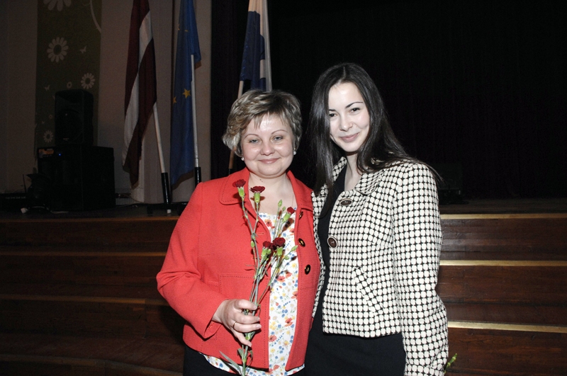 Lana Dinu, Bauskas 2. vidusskolas 12. klases audzēkne, kura uzvarējusi valsts olimpiādē krievu valodā, un viņas skolotāja Inese Korčevaja. 
Autors: Ivars Bogdanovs