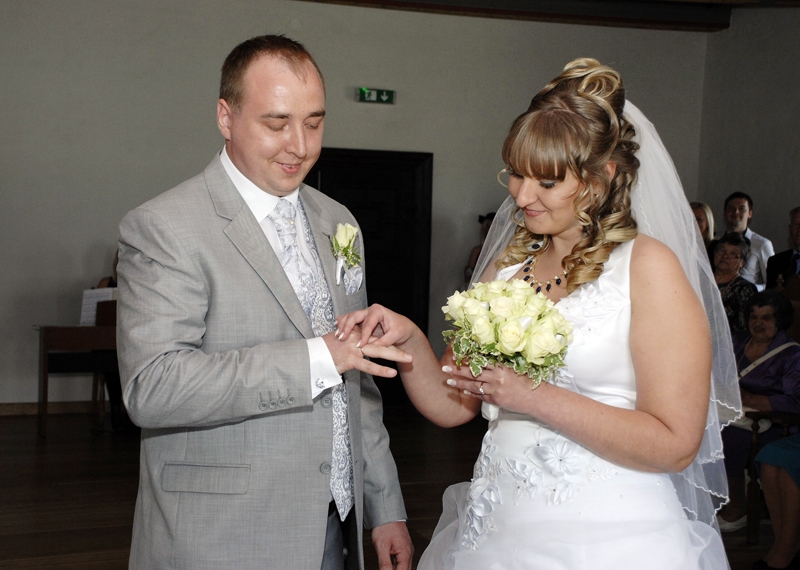 Pirmais atjaunotajā Bauskas Rātsnamā reģistrētais pāris – Zane Krieviņa-Igovena un Valērijs Igovens.
Autors: Ivars Bogdanovs