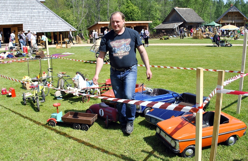 Jānis Bite, Bauskas veterinārārsts, Ausekļu dzirnavās bija pirmoreiz. Viņš apmeklētājiem demonstrēja ar pedāļiem darbināmu bērnu automašīnu kolekciju.
Autors: Foto – Māris Krūmiņš 