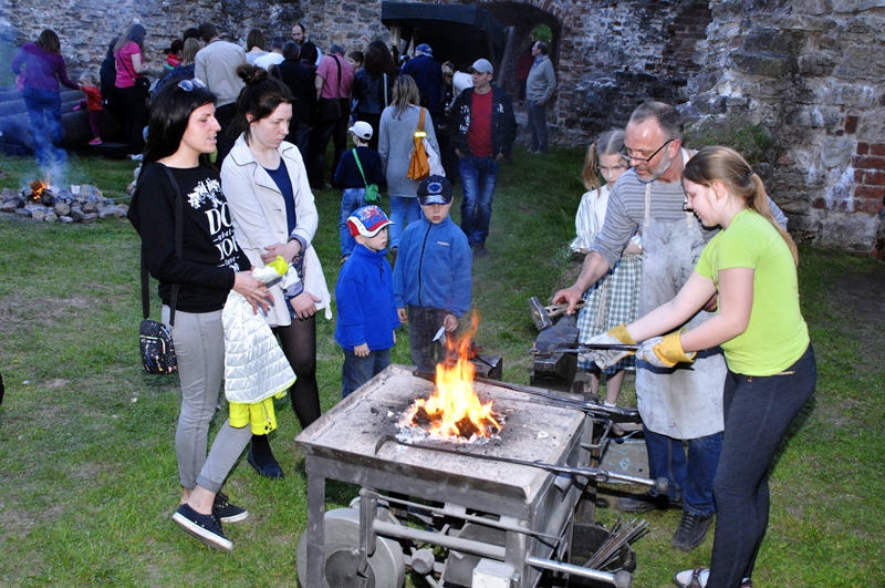 Uldis Šulcs, uzņēmuma «U&A» vadītājs, Bauskas pils muzeja apmeklētājiem ierāda metāla apstrādi.
Autors: Foto – Ivars Bogdanovs