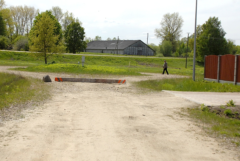 Savdabīga «ceļa zīme», kas ierobežo transporta kustību, uzstādīta Mednieku ielā Bauskā.
Autors: Ivars Bogdanovs