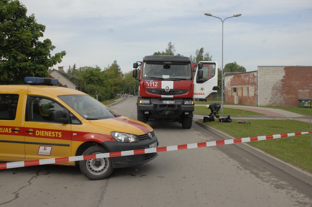 Bauskā Dārza ielas dzīvojamo māju kvartāla iemītniekus pirmdienas, 19. maija, rītā pārsteidza glābšanas dienestu sirēnas. Akciju sabiedrība «Latvijas Gāze» (LG) te rīkoja mācības.
Autors: Ivars Bogdanovs
