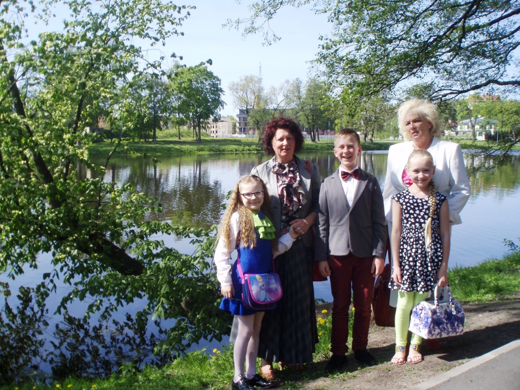 Bauskas labākie skatuves runas meistari un viņu skolotājas Anita Feldmane un Gunta Spure. 


Autors: No albuma.