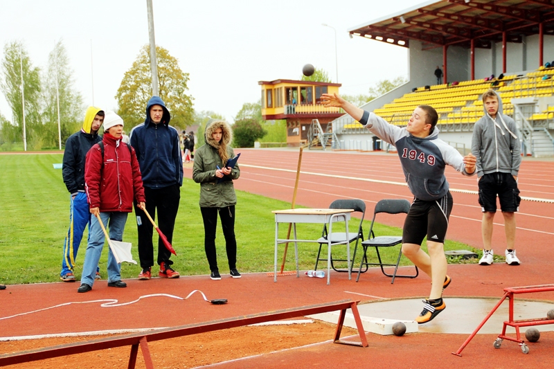 Ģirts Este Rīgas čempionātā startēja diska mešanā un lodes grūšanā. 
Autors: Foto no «Bauskas Dzīves» arhīva.