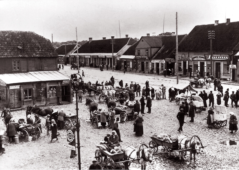 Tagadējā Plūdoņa iela dažādu laiku fotogrāfijās.
Autors: Fotogrāfijas no Bauskas novadpētniecības un mākslas muzeja krājuma.