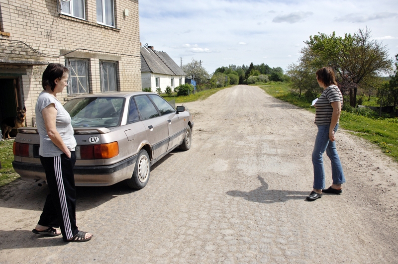 Codes pagasta Rudzu mājas iemītnieces Jolanta Rancāne un Irina Timofejeva netic, ka valstī nevar atrast naudu desmit metru gara posma asfaltēšanai. Atbildīgo personu neizdarības dēļ cilvēkiem jādzīvo putekļos un dubļos. 
Autors: Foto – Ivars Bogdanovs