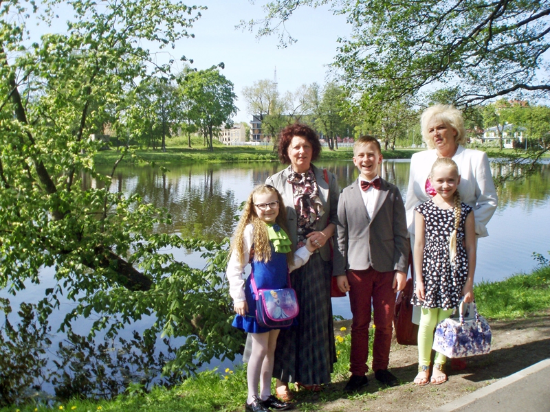 Bauskas labākie skatuves runas meistari un viņu skolotājas Anita Feldmane (no kreisās) un Gunta Spure. 
Autors:  no albuma