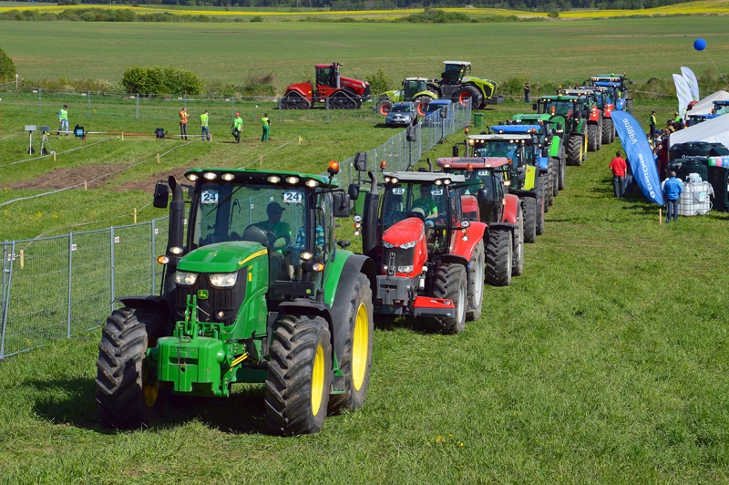 Traktoru parāde pirms sacensību sākuma.
Autors: no LLKC albuma
