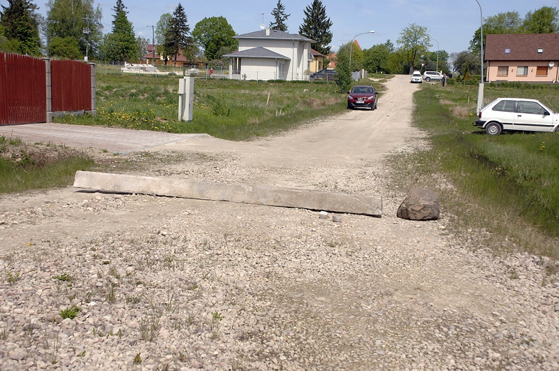 Savdabīga «ceļa zīme», kas ierobežo transporta kustību, uzstādīta Mednieku ielā Bauskā.
Autors: Ivars Bogdanovs
