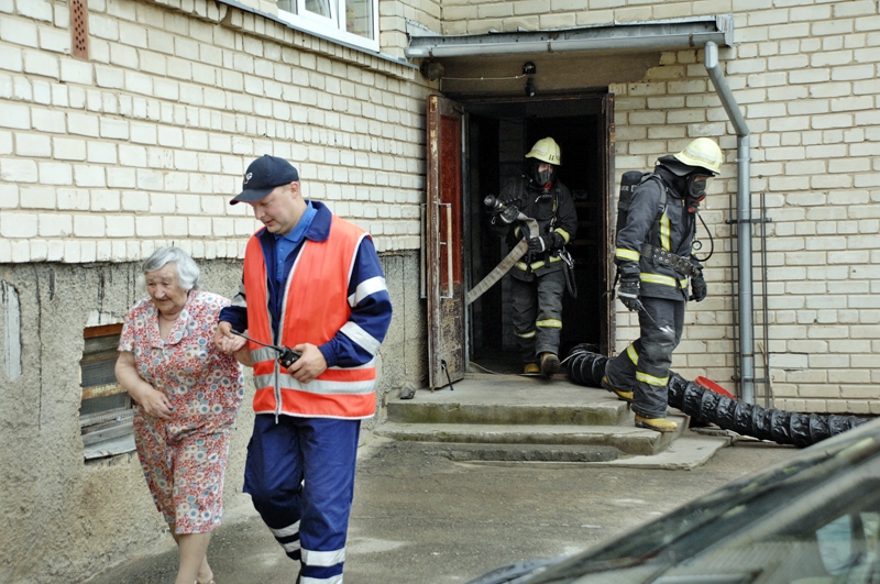 Gāzes avārijas dienesta mācībās vērtēta sadarbība ar glābējiem un policistiem. 
Autors: Ivars Bogdanovs