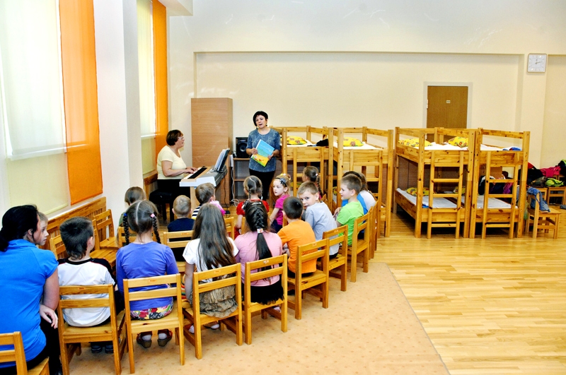 «Mārpuķītes» audzēkņiem grīdas seguma maiņas laikā nodarbības rit bērnudārza zālē.
Autors: Ivars Bogdanovs