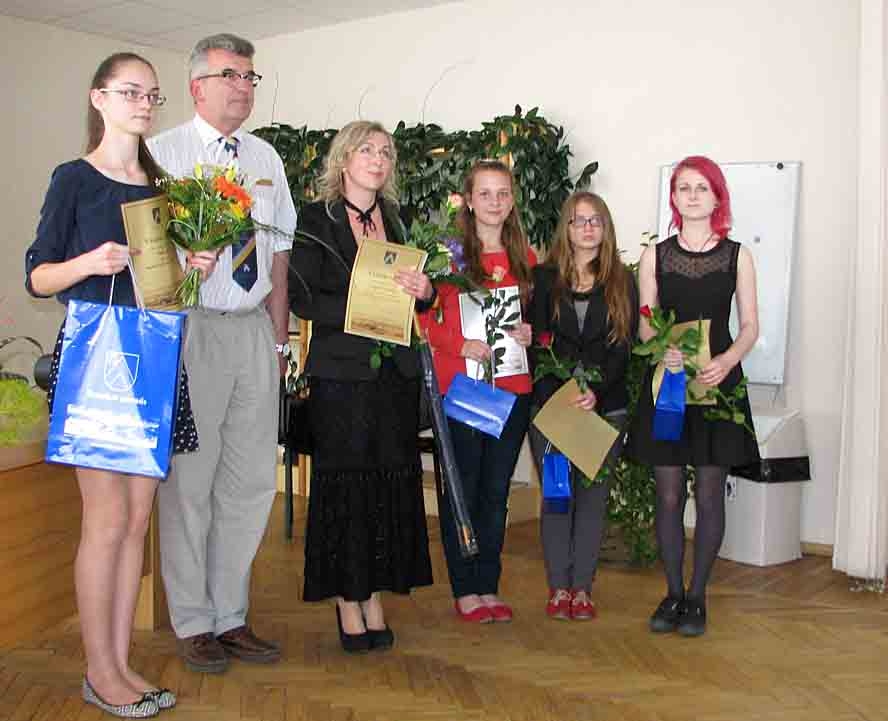 Konkursa uzvarētāja, Bauskas 2. vidusskolas 8. klases audzēkne Ina Jajus (no kreisās) kopā ar domes priekšsēdētāju Raiti Ābelnieku, Bauskas mākslas skolas pasniedzēju Signi Pansovu un audzēknēm Adriānu Frišamni, Inu Andrijenko un Alisi Aglinsku.
Autors: Vilnis Auzāns
