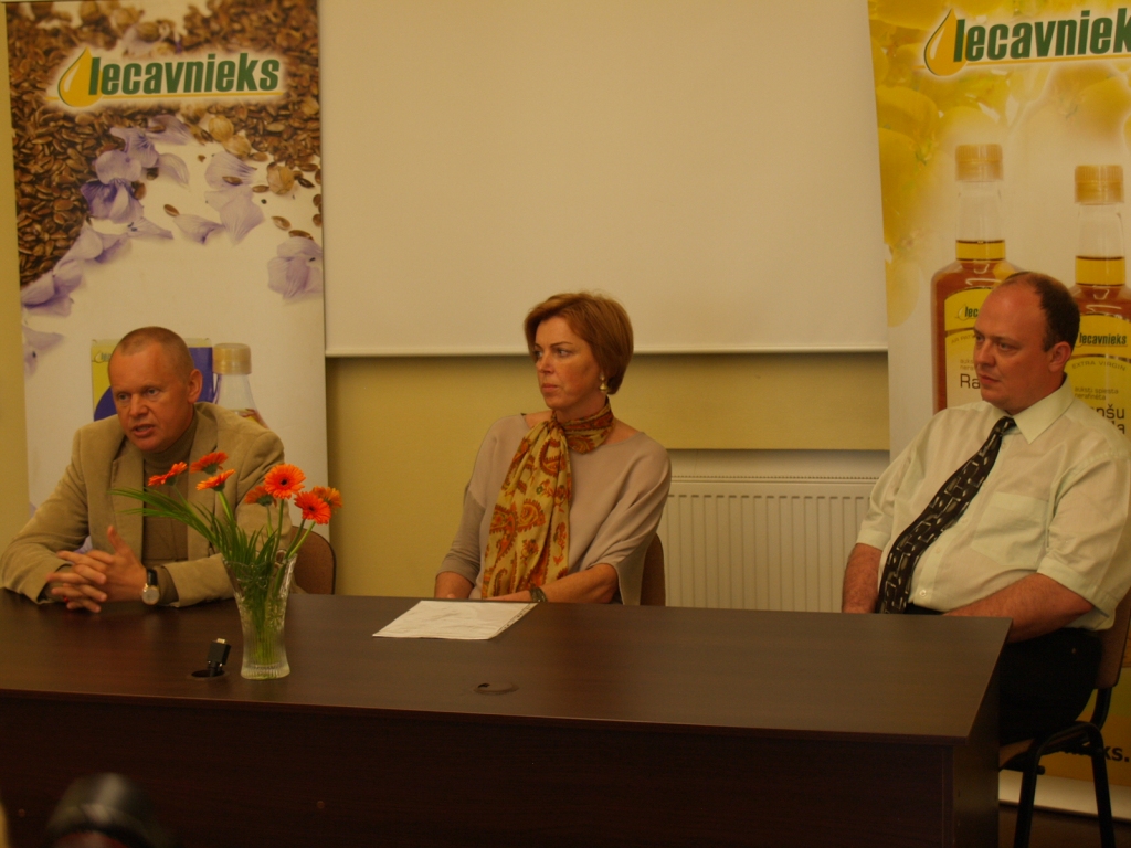 Labdarības akciju «Latvijas zelts» piesaka «Iecavnieks&Co» īpašnieks Arnolds Babris (no kreisās), aģentūras «Infinitus» pārstāve Aija Koļeda un sirds ķirurgs Normuns Sikora.
Autors: Antra Ērgle