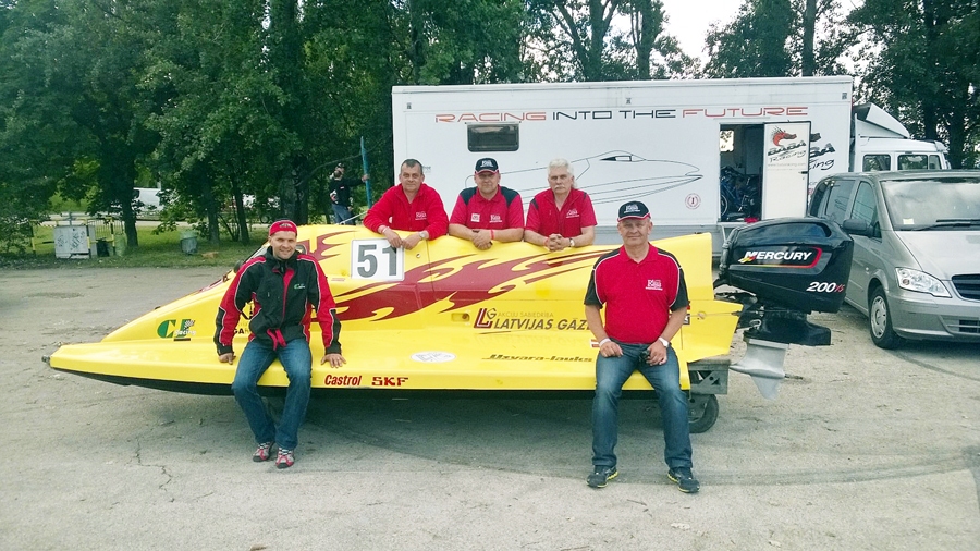 Uvja Slaktera (no kreisās) un komandas atvadu foto pie ātrumlaivas, ar kuru kopš 2002. gada izcīnīti dažādi tituli.
Autors: Foto no A. Slaktera albuma.