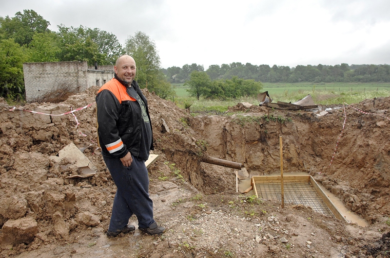Guntars Kokins, SIA «Viona» ekskavatorists, iepazīstina ar vietu, kur paredzēts ievietot jaunās notekūdeņu attīrīšanas iekārtas.
Autors: Ivars Bogdanovs