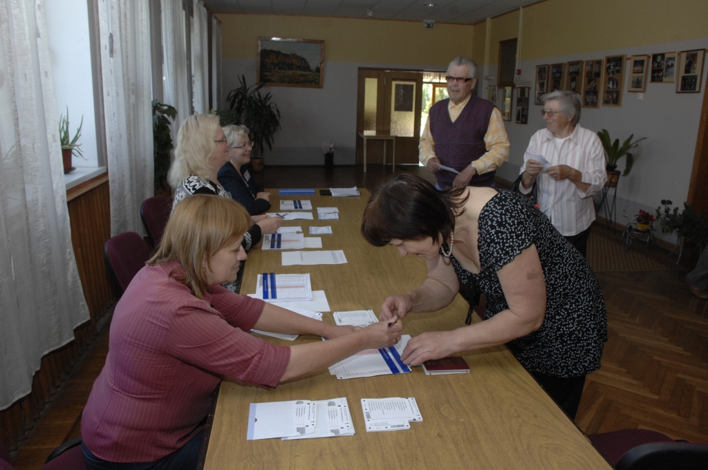 Bauskas novada Īslīces pagasta vēlēšanu iecirknī divās dienās nobalsojuši 1,5 procenti vēlētāju jeb 41 pilsonis no sarakstos iekļautajiem 2726 balsstiesīgajiem.

Autors: Ivars Bogdanovs