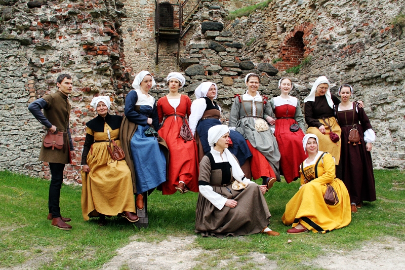 Pirmā dejotāju izrādīšanās jaunajos apavos Bauskas pils pagalmā.
Autors: no Bauskas pils muzeja krājuma