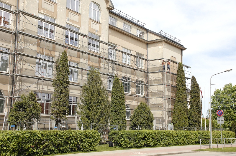 Bauskas Valsts ģimnāzija sastatnēs būs ieslēpta līdz oktobra vidum, kad siltināšanai un apdarei jābūt pabeigtai.
Autors: Foto – Ivars Bogdanovs