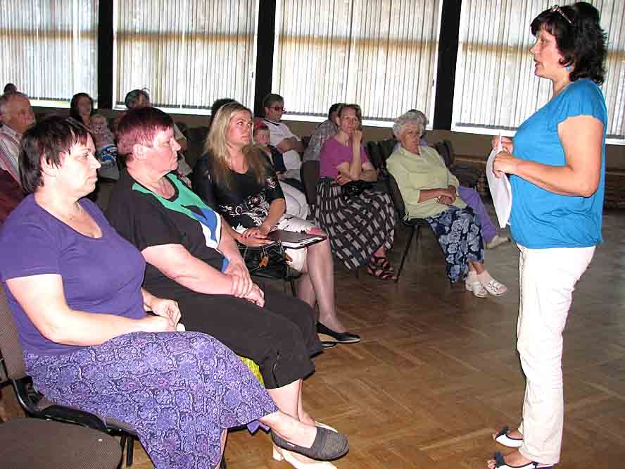 Sanākušos uz sapulci Misas tautas namā uzrunā vietējā pedagoģe, Vecumnieku novada domes deputāte Anna Balgalve. 