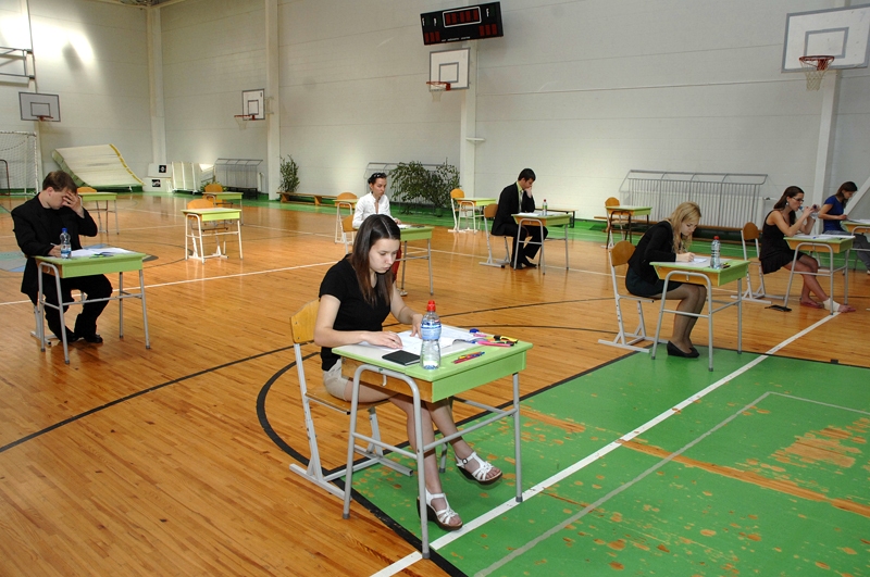 Eksaminācijas telpa bija iekārtota skolas sporta zālē, lai karstajā maija dienā jauniešiem būtu vieglāk strādāt. 
Autors: Ivars Bogdanovs