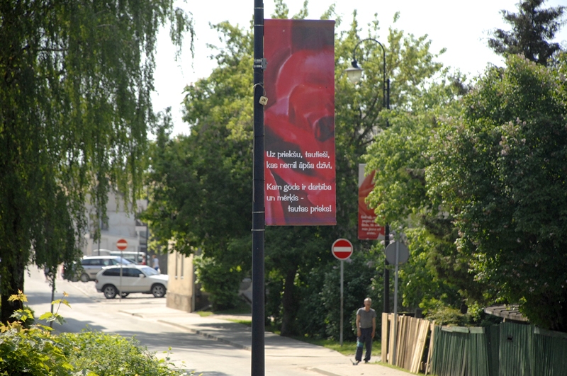 Plūdoņa ielā uzstādīti 20 krāsaini lielformāta baneri. Tā ir baušķenieku velte dzejniekam viņa 140. jubilejas gadā.
Autors: Ivars Bogdanovs