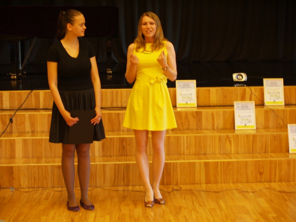 Laine Baha (no labās) un Maija Krastiņa, pasākuma vadītāja, atklāj Karjeras dienu.
Autors: Antra Ērgle