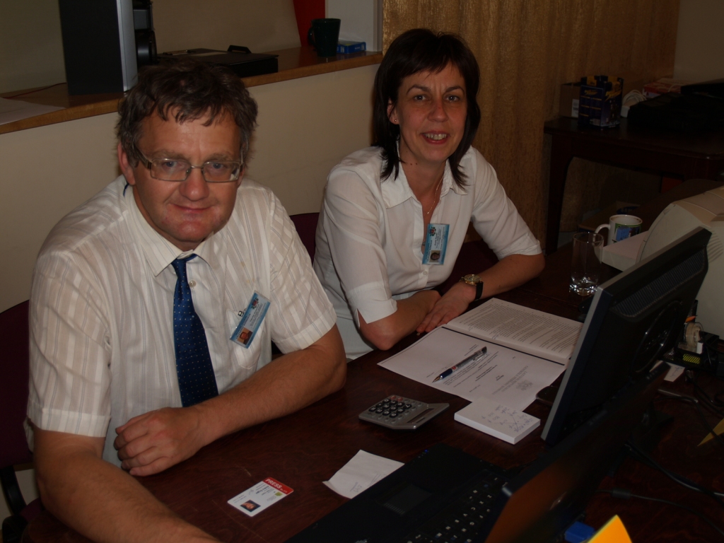 Tālrīts Krastiņš un Arnita Kauķe, Iecavas novada vēlēšanu komisijas priekšsēdētājs un sekretāre, raudzījās, lai vēlēšanas noritētu likumīgi.
Autors: Antra Ērgle