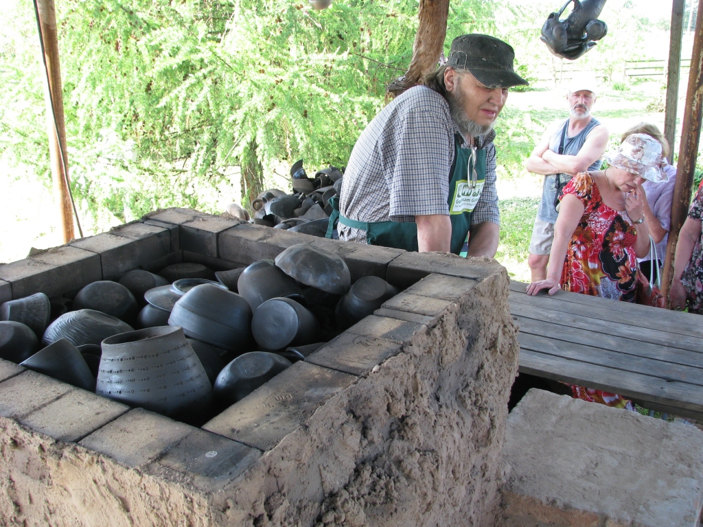 Podnieks Evalds Vasilevskis mirkli pirms trauku izņemšanas no cepļa.
Autors: Vilnis Auzāns