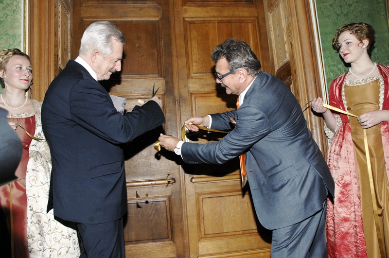 Lenti svinīgi pārgrieza pils muzeja direktors Imants Lancmanis un mecenāts Boriss Teterevs.
Autors: Foto – Ivars Bogdanovs