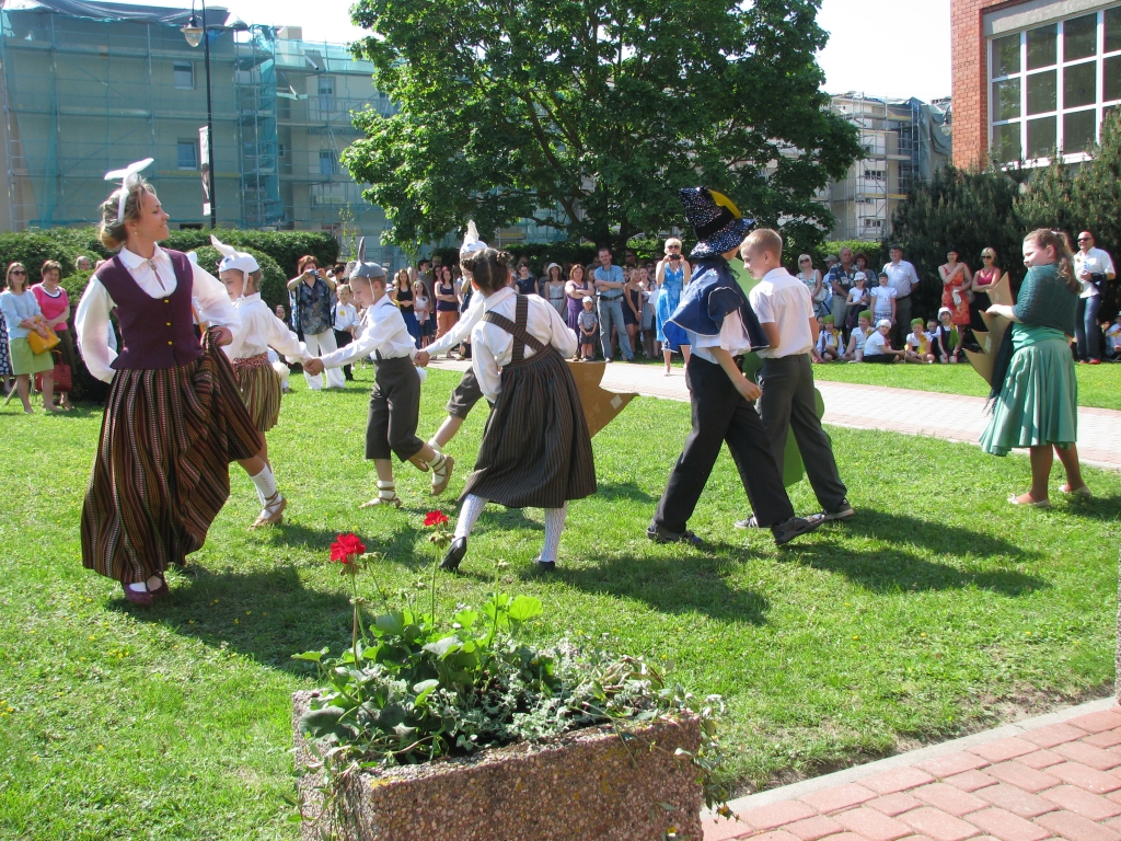 Pilsētas pamatskolas 3.a klases skolēni kopā ar audzinātāju Aiju Dūmiņu visus priecēja ar jautru «Zaķīšu pirtiņas» uzvedumu.
Autors: Vilnis Auzāns