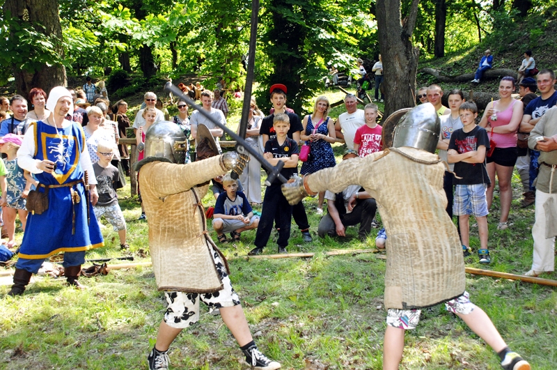
Mežotnes pilskalna svētkos zēni no Bauskas novada Mežotnes pamatskolas un Rundāles novada Pilsrundāles vidusskolas piedalījās jauno puišu kara spēlēs. 
Autors: Ivars Bogdanovs